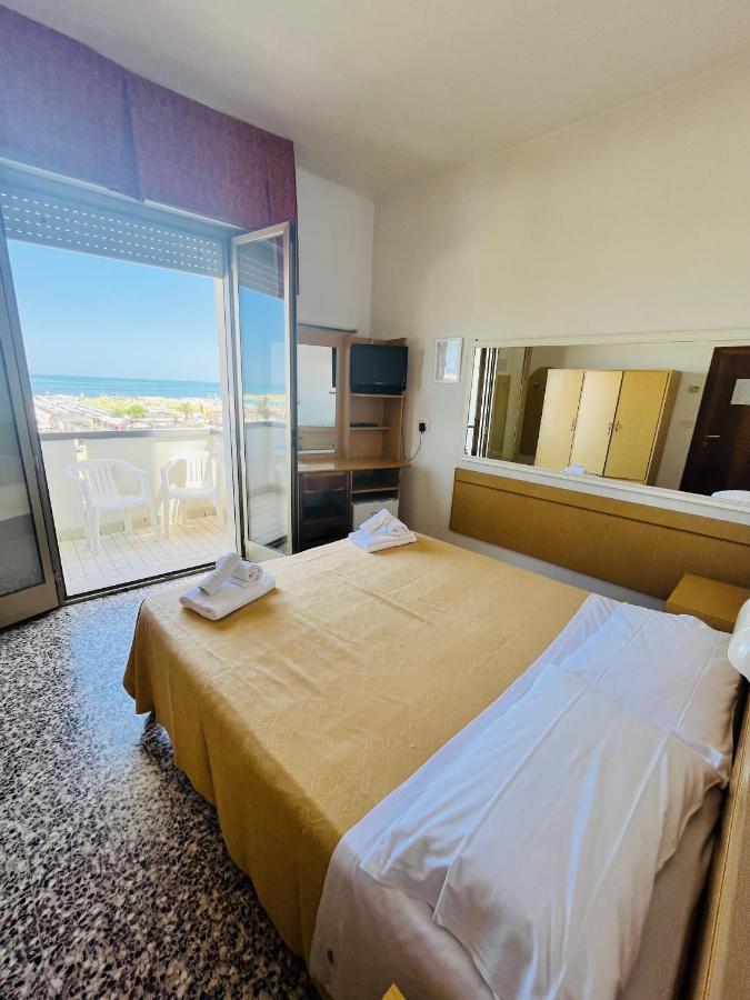 Hotel Columbia Frontemare Rimini Exterior foto