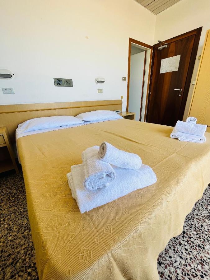 Hotel Columbia Frontemare Rimini Exterior foto