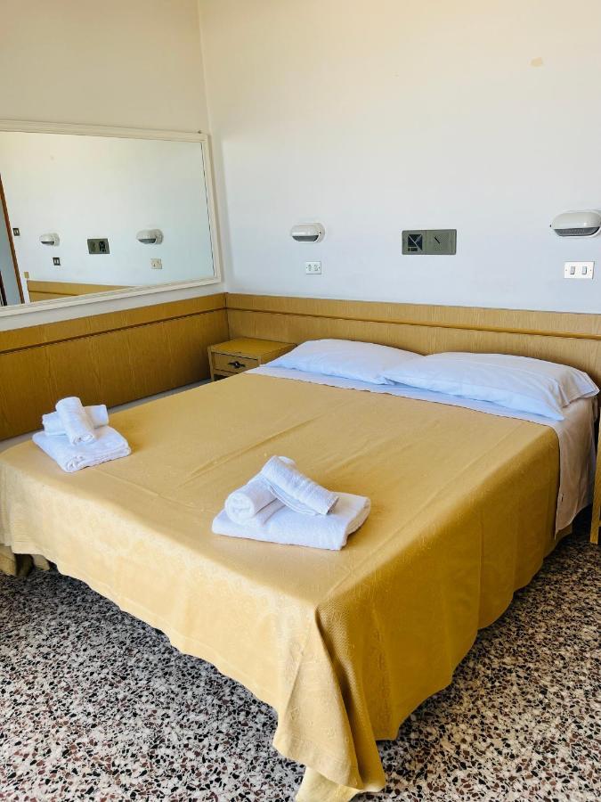 Hotel Columbia Frontemare Rimini Exterior foto