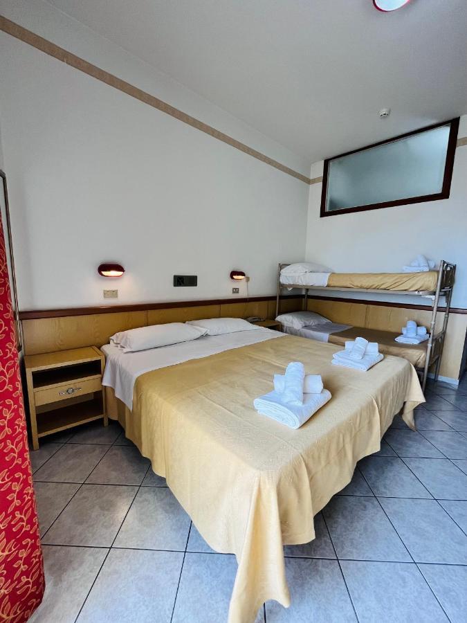 Hotel Columbia Frontemare Rimini Exterior foto