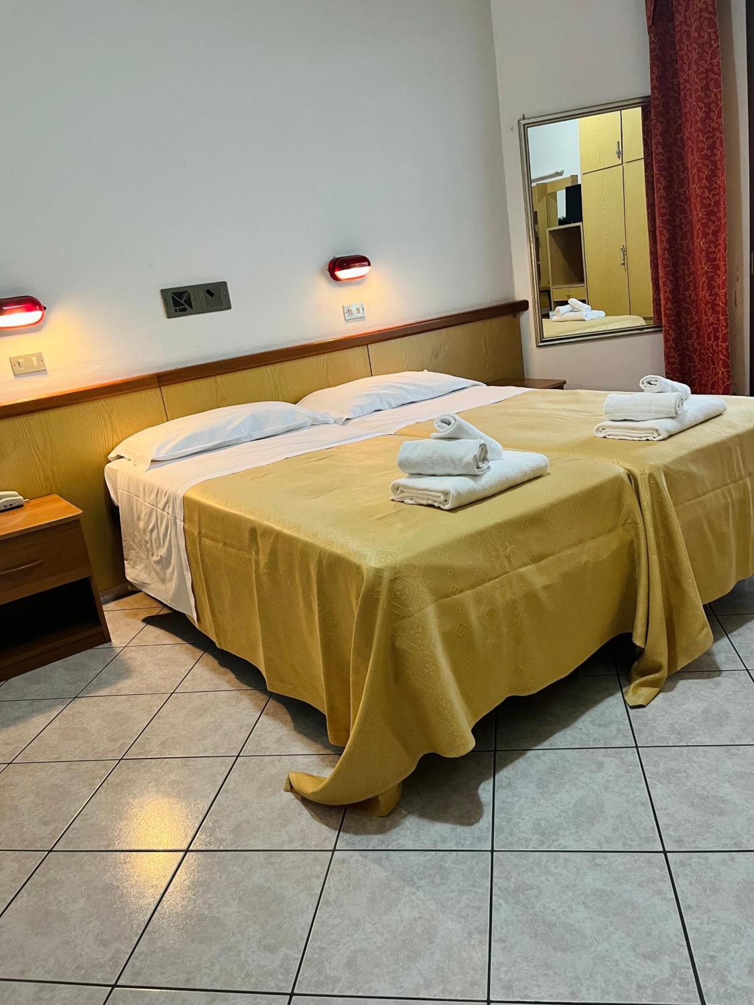 Hotel Columbia Frontemare Rimini Exterior foto