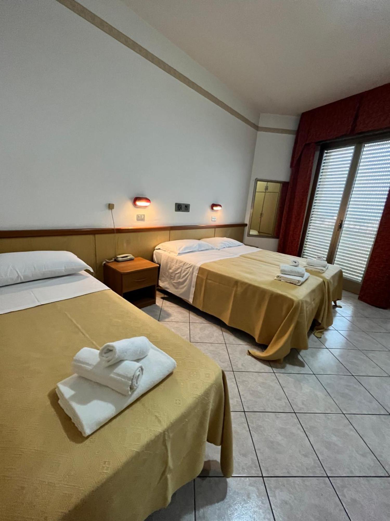 Hotel Columbia Frontemare Rimini Exterior foto