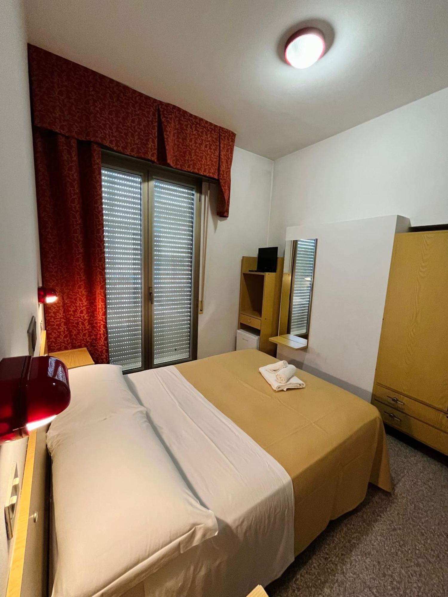 Hotel Columbia Frontemare Rimini Exterior foto